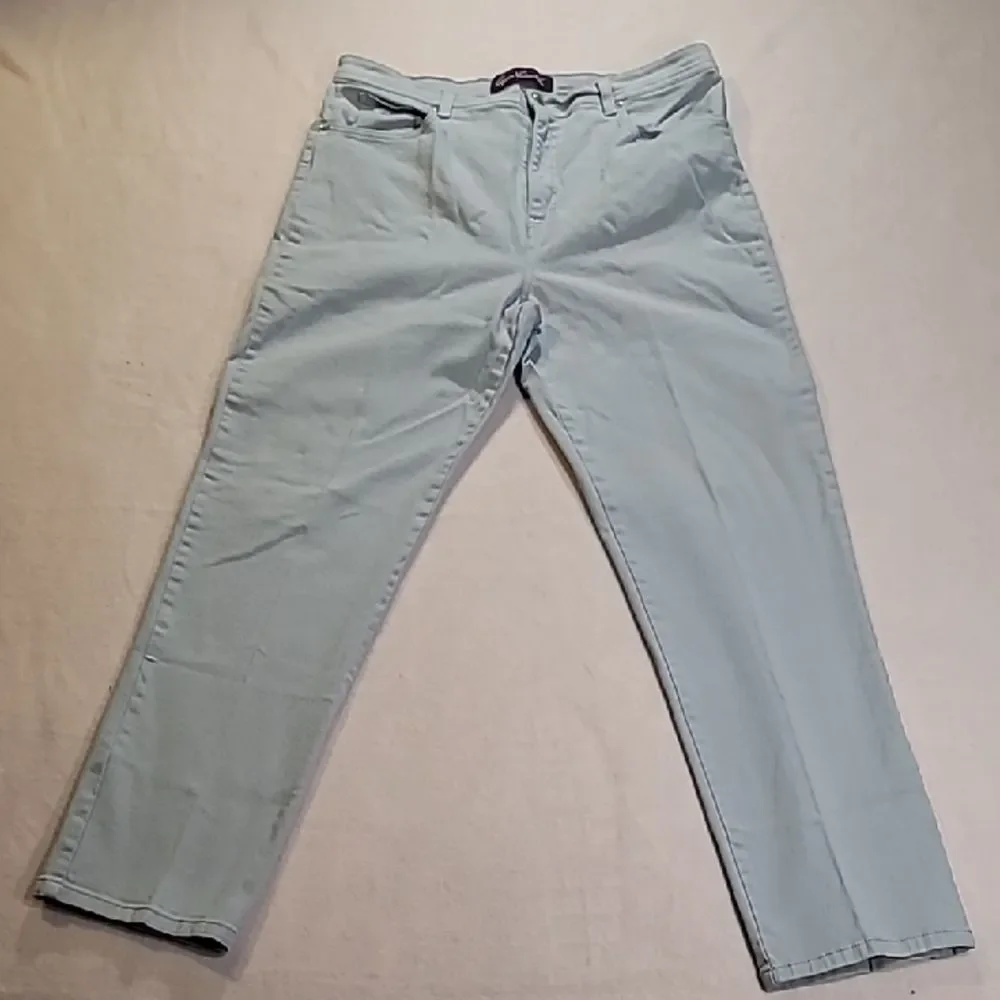 0810. 💜Nearly NEW ~ Lavendar 💜 ~ Gloria Vanderbilt Jeans ~ 16